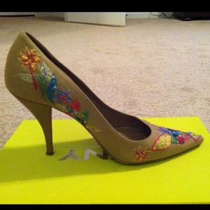 Dkny designer shoes size 8.